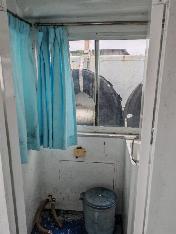 A4401 出售一艘脱检三类游艇，13米长，3.3米宽，10座位，带厨房，带卫生间，有飞桥，奥玛明盘3万8千块，可以装3台200挂机，带脱检证书！ (11)