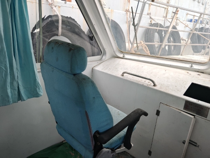 A4401 出售一艘脱检三类游艇，13米长，3.3米宽，10座位，带厨房，带卫生间，有飞桥，奥玛明盘3万8千块，可以装3台200挂机，带脱检证书！ (10)
