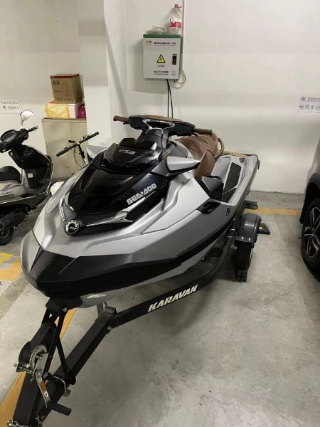 A2858 出售2018年庞巴迪gtx300 limited，纯淡水52小时，带拖车。