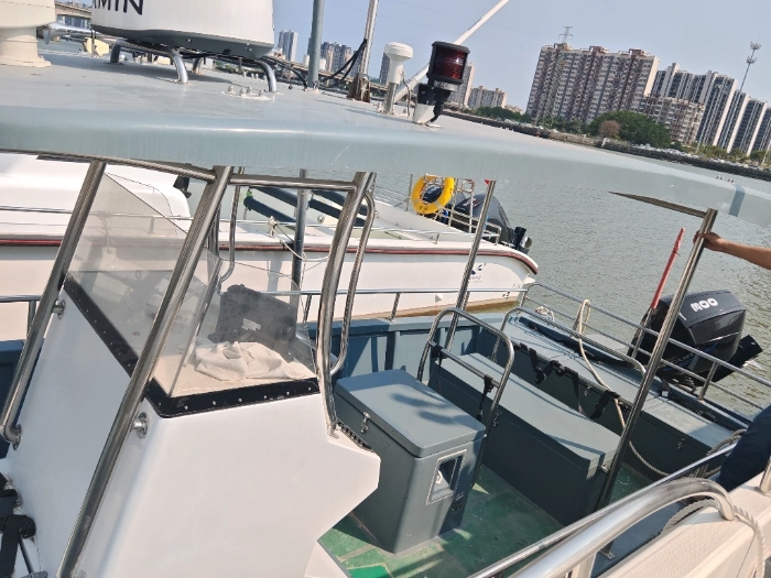 A4322 出售珠海飞驰玻璃钢钓鱼艇，长9.28米 宽2.4米，2024年9月建造，水星300机器，机器100小时，ccs四类，带雷达和夜航，准新艇，全网明盘18万，低价处理！ (11)