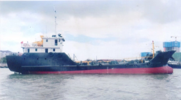 A4458 船东出售450吨溢油（污油）回收船，2012年造，船级社:CCS，航区:沿海  A1，总长42m/船宽7.4m/型深3.8m，空载吃水：0.960m，满载吃水：2.870m，总吨/净吨：326/181，货舱数量：10，换证检验：2027年，主机品牌:潍柴6170，主机功率：202KW一台
备注：本船可载运、回收闪点＞60℃燃油、污（溢）油。