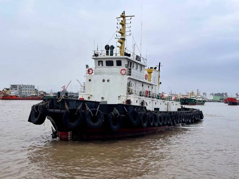 A4007 出售近海航区，3600马力拖轮一艘，建造日期，1990年10月，改建日期2005年。船体部分总长43.00	船长	39.10米满载水线长40.79船宽10.00米型深4.38米，奥玛明盘295万