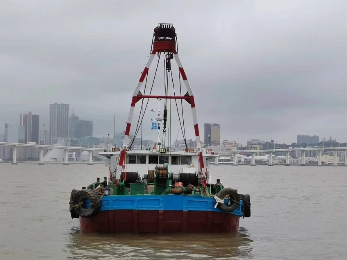 A4420 出售沿海起锚艇，改建日期，2007 - 03 - 28，船舶建造厂：镇江航道处船厂- 总长：32米，船宽：9.00- 型深：2.50，主机600马力两台，zc船检证书，起锚15吨，保养好，随时开工，奥玛明盘110万，广东看船。