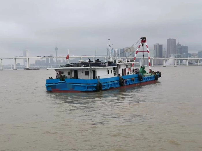 A4420 出售沿海起锚艇，改建日期，2007 - 03 - 28，船舶建造厂：镇江航道处船厂- 总长：32米，船宽：9.00- 型深：2.50，主机600马力两台，zc船检证书，起锚15吨，保养好，随时开工，奥玛明盘110万，广东看船。 (2)