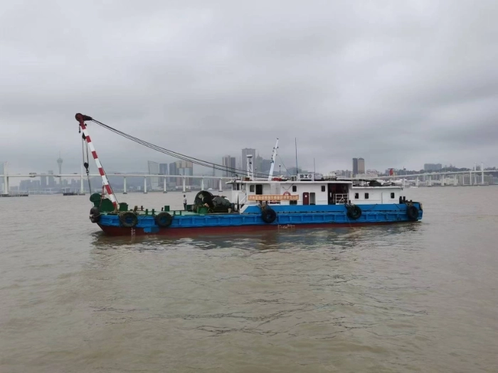 A4420 出售沿海起锚艇，改建日期，2007 - 03 - 28，船舶建造厂：镇江航道处船厂- 总长：32米，船宽：9.00- 型深：2.50，主机600马力两台，zc船检证书，起锚15吨，保养好，随时开工，奥玛明盘110万，广东看船。 (4)