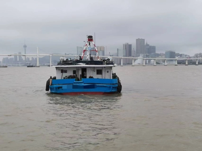 A4420 出售沿海起锚艇，改建日期，2007 - 03 - 28，船舶建造厂：镇江航道处船厂- 总长：32米，船宽：9.00- 型深：2.50，主机600马力两台，zc船检证书，起锚15吨，保养好，随时开工，奥玛明盘110万，广东看船。 (5)