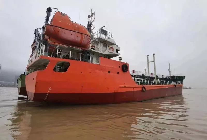A3859 沿海一级1000吨油船 2010年CCS船检 双底单壳（不带运力、适合外贸出口）
仓 容：1150立方
主机：重庆潍柴6200型950马力×1台
主机于2017年更换，无抵押，可转户，船况质量很好。