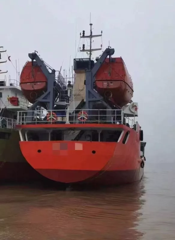 A3859 沿海一级1000吨油船 2010年CCS船检 双底单壳（不带运力、适合外贸出口）
仓 容：1150立方
主机：重庆潍柴6200型950马力×1台
主机于2017年更换，无抵押，可转户，船况质量很好。 (2)