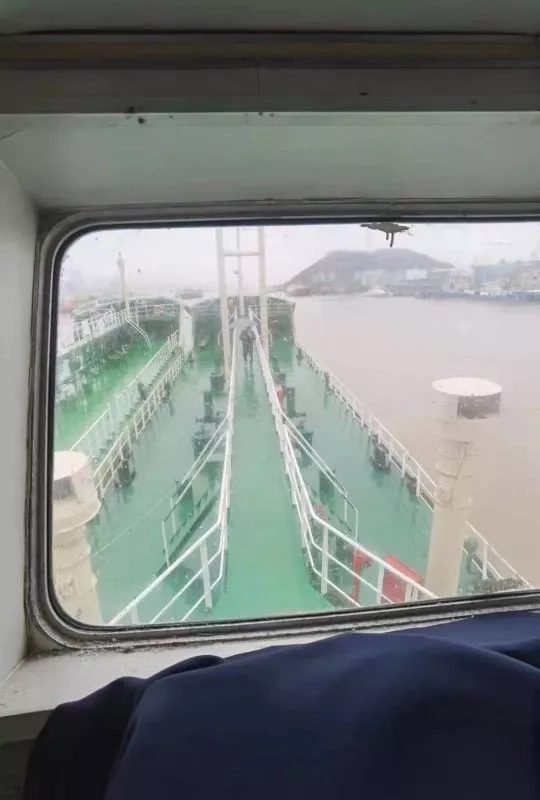 A3859 沿海一级1000吨油船 2010年CCS船检 双底单壳（不带运力、适合外贸出口）
仓 容：1150立方
主机：重庆潍柴6200型950马力×1台
主机于2017年更换，无抵押，可转户，船况质量很好。 (8)