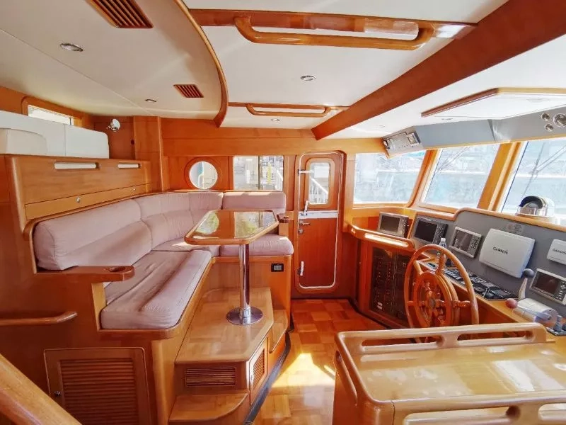 A3284 Selene53呎硬顶飞桥游钓艇，长17.98米 宽4.98米
2011年建造，美国CUMMINS400HP发动机两台 
最高航速26节，3房2卫带厨房，全船柚木装饰面板高档耐用，CCS二类证书可全国过户油箱5000升 整船保养很好！ (7)