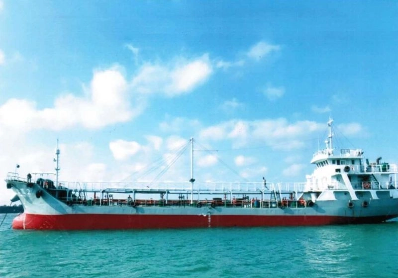 A4030 近海航区A1+A2供油船 省际运力 CCS检验证书，双底双壳双管线双泵舱容986立方，船长51.7米宽9.2米型深4.3米，主机济南6190/218千瓦， 加温主管、支管、货舱盖、水密门、测量管、透气管、锚机液压管、锚机刹车带全都是不锈钢的。目前全部都是装重油。每台泵230立方。货油泵，主付机，发电机全部刚保养，压载仓刚做大保养。