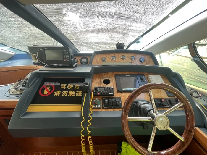 A4468 43尺豪华飞桥游艇CCS证证书齐全 2012年7月
发动机：2台洋马400匹发动机
发电机：17千瓦科乐发电机
发动机小时数：2096
发电机小时数：4066
燃油舱容：2*800L  淡水舱容：450L
住宿：两卧两卫 
证件：三证齐全    类别：四类
核载人数：7人 (4)