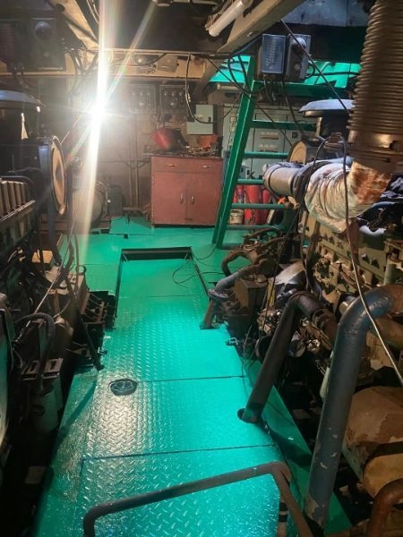 L178 交通船钢制，23米长4.5米宽，深度2.3，康明斯发动机450马力*2，有发电机组，航速13节，私企老总当时定造200多万，正规船厂制造，质量超级好！有卫生间和休息厅，中央空调，7个睡铺，可用于垂钓，旅游，观光等等，风电交通维护船使用。 (7)