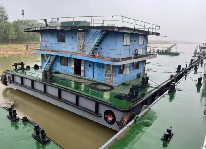A4566 出售二手55米钢制港用趸船
船长55.4米，船宽16米，型深2.4米，2014年建造，船头带跳板、可上重型汽车、船尾两层上建可居住办公，刚做完保养。证书齐全有效，支持过户，随时可以勘验船舶 (2)