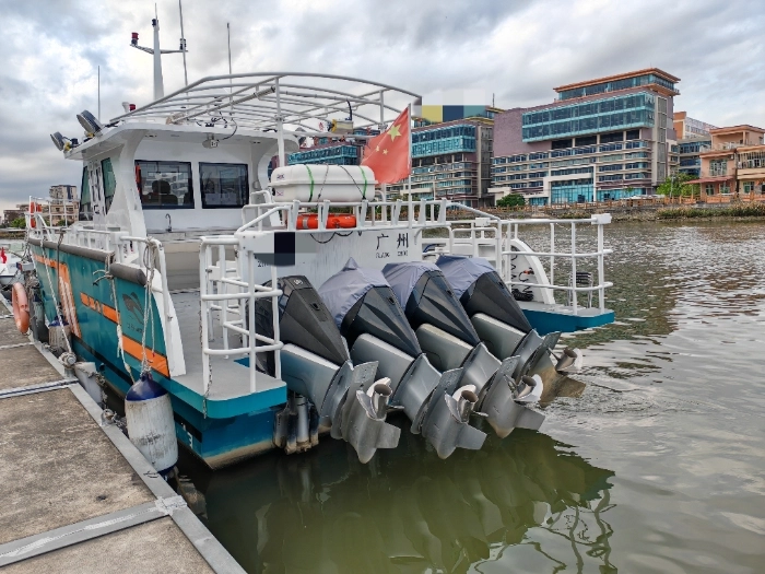 A4255 出售铝合金CCS，50尺（14.5米）二类4机300水星，共1200马力，高速钓鱼艇一艘，带休闲舱，休息仓，10个床位，土豪级钓鱼艇，奥玛全网明盘180万 (7)