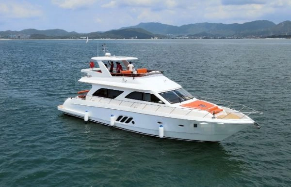 A2928 出售63尺准新游艇,2021年出厂,美国进口康明斯600马力两台,一共1200马力,机器才200小时航速22节,豪华装修,设备齐全,ccs证书,全国落户!