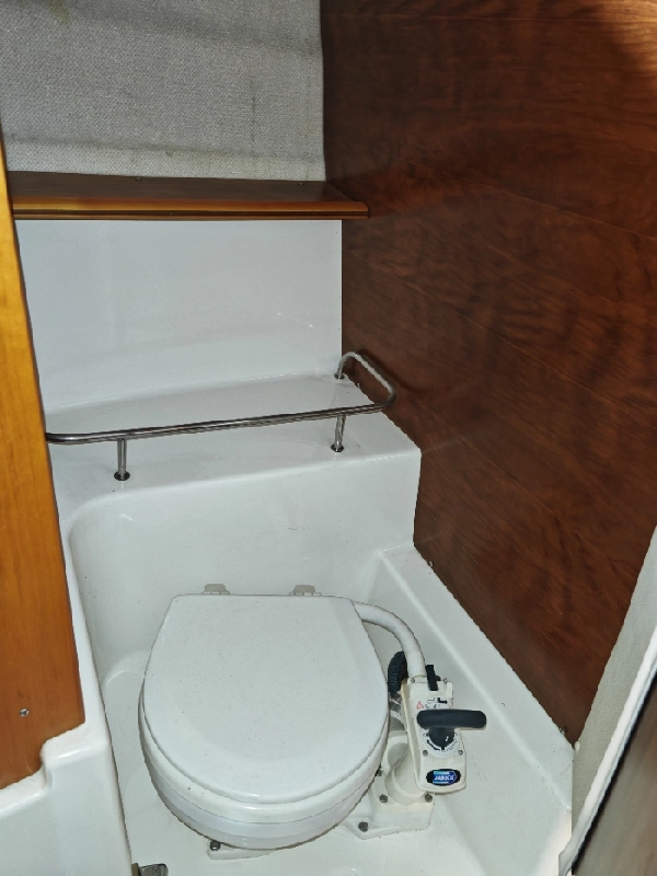 A4346 美国原装进口卡沃特 8.8米小游艇，全新没有下水带整套进口手续，总长8.8m船宽 2.6m吃水 0.76m，排水量: 2223kg净空高 3.0m油箱 439L淡水箱 114L污水箱 42L，所有进口手续齐全，已完税，骨折价处理。 (13)