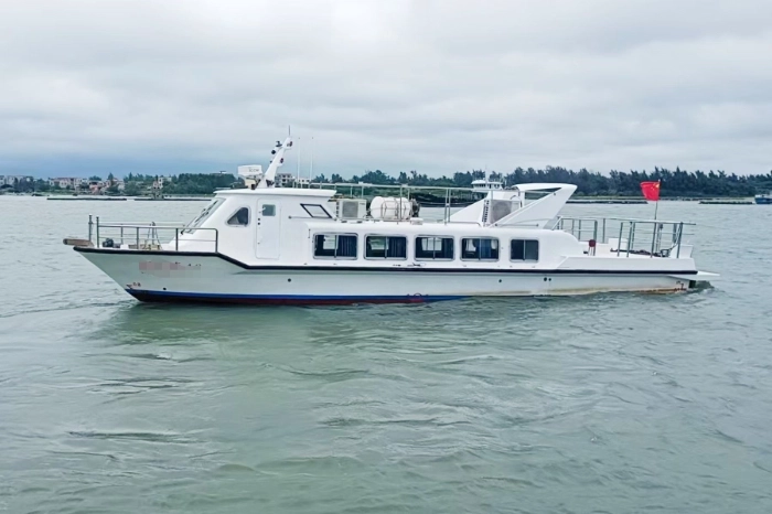 A4265 沿海交通船 三类航区 2015年建造 现船况良好 配潍柴374匹 航速18节 CCS证证书三类航区 12客位 配员只需一个驾驶员 有空调 独立卫生间!船长17米宽3.6米