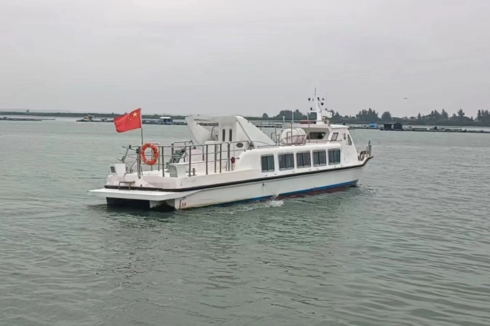 A4265 沿海交通船 三类航区 2015年建造 现船况良好 配潍柴374匹 航速18节 CCS证证书三类航区 12客位 配员只需一个驾驶员 有空调 独立卫生间！船长17米宽3.6米 (2)