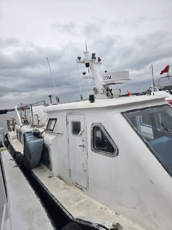 A4265 沿海交通船 三类航区 2015年建造 现船况良好 配潍柴374匹 航速18节 CCS证证书三类航区 12客位 配员只需一个驾驶员 有空调 独立卫生间！船长17米宽3.6米 (5)