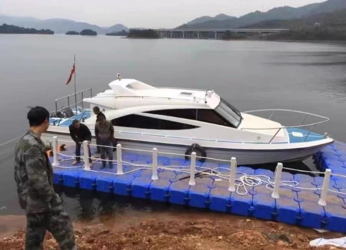 A4326 内河29尺豪华游艇， 带ktv 睡仓 太阳能发电  ZC船检手续齐全 正常过户，200匹雅马哈，使用106小时。船上有KTV包间，铺设地板，翻毛皮吊顶，自动天窗，一组皮沙发。一个独立睡舱可休息。前后共两个水仓可养鱼或储物。驾驶系统该有的都有，另外花3万多装了太阳能发电系统，平时开空调、做饭、唱K都不耗油，经济环保。船上还有冰箱、微波炉、壁挂空调。全网明盘15万