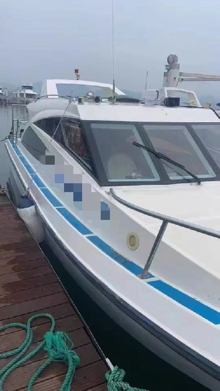 A4326 内河29尺豪华游艇， 带ktv 睡仓 太阳能发电  ZC船检手续齐全 正常过户，200匹雅马哈，使用106小时。船上有KTV包间，铺设地板，翻毛皮吊顶，自动天窗，一组皮沙发。一个独立睡舱可休息。前后共两个水仓可养鱼或储物。驾驶系统该有的都有，另外花3万多装了太阳能发电系统，平时开空调、做饭、唱K都不耗油，经济环保。船上还有冰箱、微波炉、壁挂空调。全网明盘15万 (5)