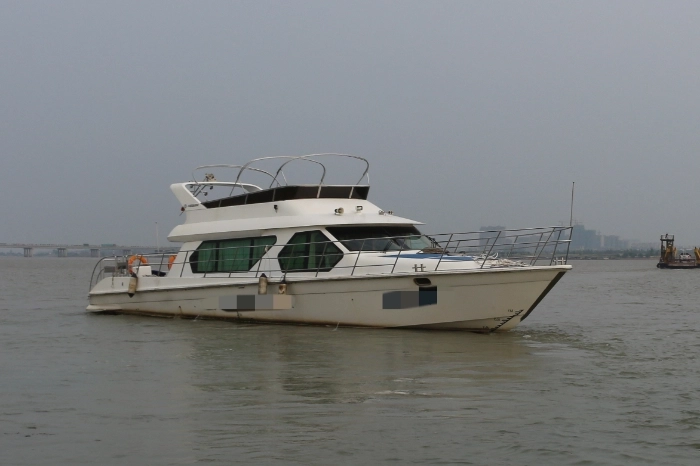 A4112 出售内河交通船。游艇款色，带飞桥，可以当游艇用完工日期 2013-08-30船 交通船船舶主太阳鸟游艇船总长19米宽，4.68米，主机推进两台维柴wd615 205kw两台，zc船检。 (2)