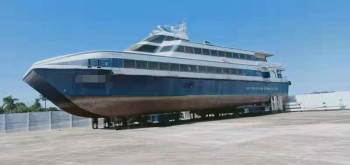 A4172 出售 CCS,入级铝合金双体高速客船一艘,船舶总长: 35.0m 垂线间长: 31.6m 型宽: 9.6m 型深: 3.67m 满载吃水: 1.74m 净空高度: 13.00m 满载排水: 135.2T 船速: 33.5kt乘客定额: 310人船员定额: 9人