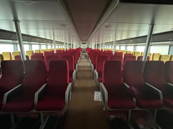 A4172 出售 CCS，入级铝合金双体高速客船一艘，船舶总长:	35.0m	垂线间长:	31.6m	型宽:	9.6m	型深:	3.67m	满载吃水:	1.74m	净空高度:	13.00m	满载排水:	135.2T	船速:	33.5kt乘客定额:	310人船员定额:	9人 (11)