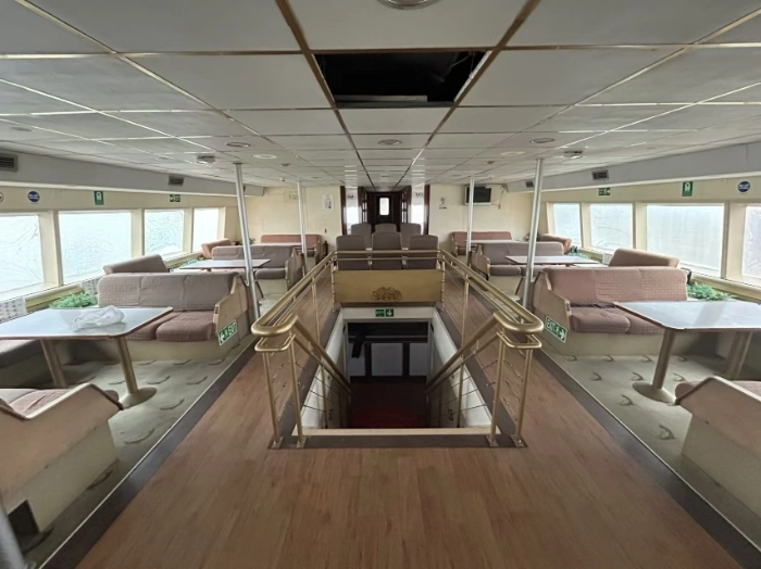 A4172 出售 CCS，入级铝合金双体高速客船一艘，船舶总长:	35.0m	垂线间长:	31.6m	型宽:	9.6m	型深:	3.67m	满载吃水:	1.74m	净空高度:	13.00m	满载排水:	135.2T	船速:	33.5kt乘客定额:	310人船员定额:	9人 (16)