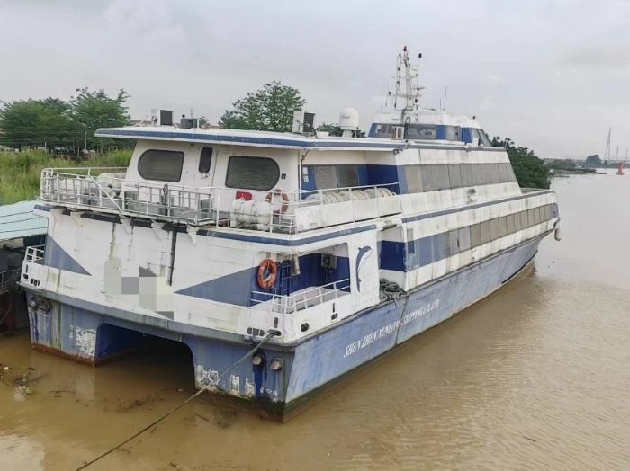 A4172 出售 CCS，入级铝合金双体高速客船一艘，船舶总长:	35.0m	垂线间长:	31.6m	型宽:	9.6m	型深:	3.67m	满载吃水:	1.74m	净空高度:	13.00m	满载排水:	135.2T	船速:	33.5kt乘客定额:	310人船员定额:	9人 (2)