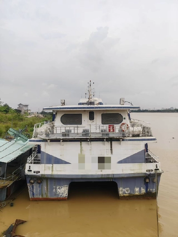 A4172 出售 CCS，入级铝合金双体高速客船一艘，船舶总长:	35.0m	垂线间长:	31.6m	型宽:	9.6m	型深:	3.67m	满载吃水:	1.74m	净空高度:	13.00m	满载排水:	135.2T	船速:	33.5kt乘客定额:	310人船员定额:	9人 (3)