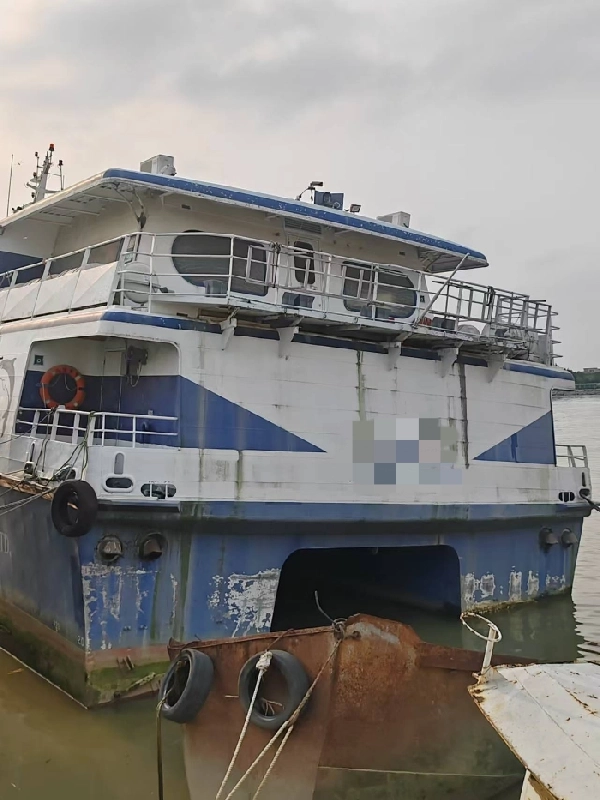A4172 出售 CCS，入级铝合金双体高速客船一艘，船舶总长:	35.0m	垂线间长:	31.6m	型宽:	9.6m	型深:	3.67m	满载吃水:	1.74m	净空高度:	13.00m	满载排水:	135.2T	船速:	33.5kt乘客定额:	310人船员定额:	9人 (4)