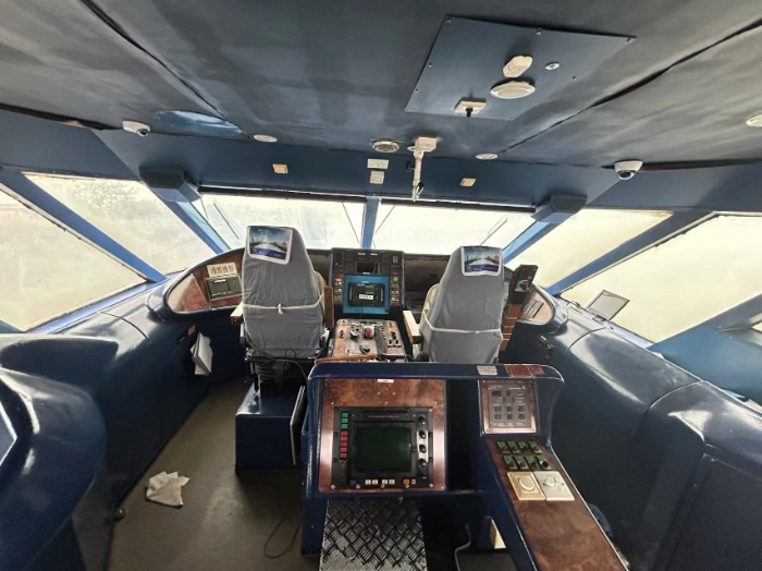 A4172 出售 CCS，入级铝合金双体高速客船一艘，船舶总长:	35.0m	垂线间长:	31.6m	型宽:	9.6m	型深:	3.67m	满载吃水:	1.74m	净空高度:	13.00m	满载排水:	135.2T	船速:	33.5kt乘客定额:	310人船员定额:	9人 (5)
