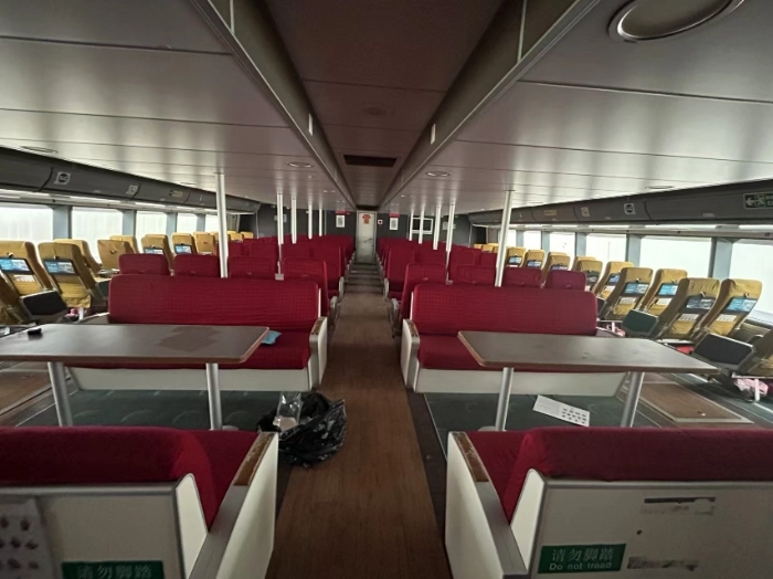 A4172 出售 CCS，入级铝合金双体高速客船一艘，船舶总长:	35.0m	垂线间长:	31.6m	型宽:	9.6m	型深:	3.67m	满载吃水:	1.74m	净空高度:	13.00m	满载排水:	135.2T	船速:	33.5kt乘客定额:	310人船员定额:	9人 (8)