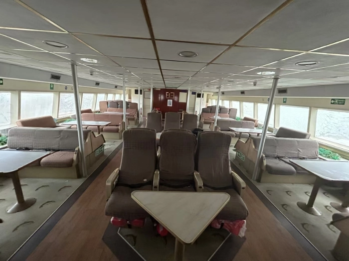 A4172 出售 CCS，入级铝合金双体高速客船一艘，船舶总长:	35.0m	垂线间长:	31.6m	型宽:	9.6m	型深:	3.67m	满载吃水:	1.74m	净空高度:	13.00m	满载排水:	135.2T	船速:	33.5kt乘客定额:	310人船员定额:	9人 (10)