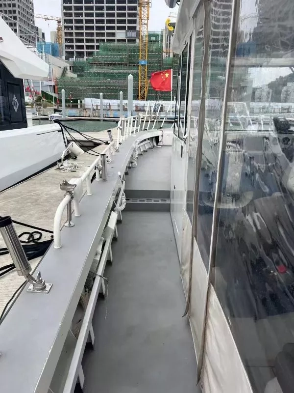 A3220 出售一艘14米铝合金钓鱼艇，三台水星350匹 10个睡位、空调、鱼谈、海图、雷达、夜航、音响、冰舱、活饵舱、10个电绞位，卫星Wi-Fi、电动锚机、釣位舒适、宽3.6米、航速45节！ (7)