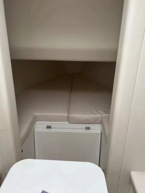 A3220 出售一艘14米铝合金钓鱼艇，三台水星350匹 10个睡位、空调、鱼谈、海图、雷达、夜航、音响、冰舱、活饵舱、10个电绞位，卫星Wi-Fi、电动锚机、釣位舒适、宽3.6米、航速45节！ (9)