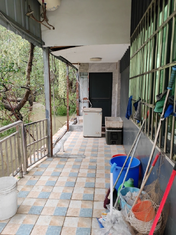 A4245 出售水泥囤船一艘，12米长9米宽，豪华装修，带会客厅，房间，洗手间，装修花了十几万，现在8万大平卖！广州看船。 (3)
