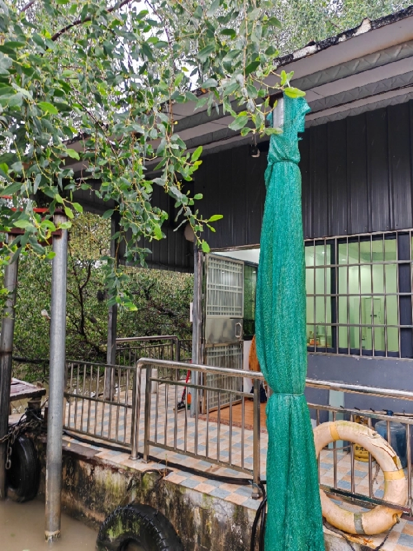 A4245 出售水泥囤船一艘，12米长9米宽，豪华装修，带会客厅，房间，洗手间，装修花了十几万，现在8万大平卖！广州看船。 (4)