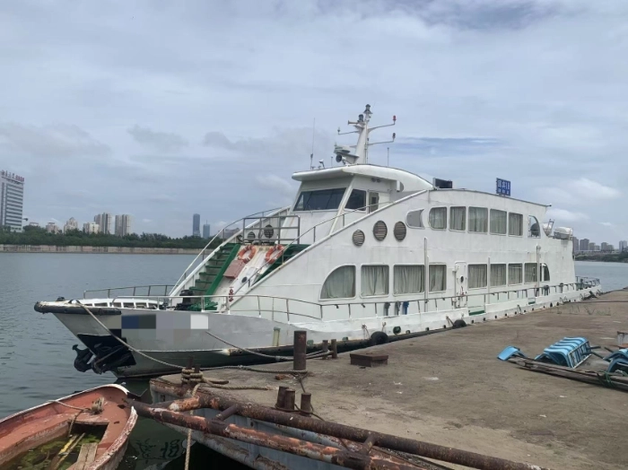 A4579 出售一艘CCS沿海150客位客船，船舶类别为普通客船，总长32.00米，宽7.3米，深2.1米，可乘150人，2008年建造完工，船体钢质，设备含大抓力锚、锚链等，船况清晰，明盘68万