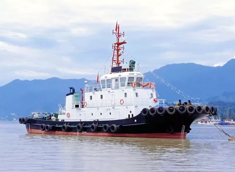 A3955 近海A1+A2普通拖船2024年 CCS证书入级 
船舶尺寸:33.3m/9.2m/4.1m/吃水3.2m
主机:潍柴功率/马力:900kw*2
副机：潍柴90kw*2
机舱自动化: BRC
系柱拖力: 35.51T