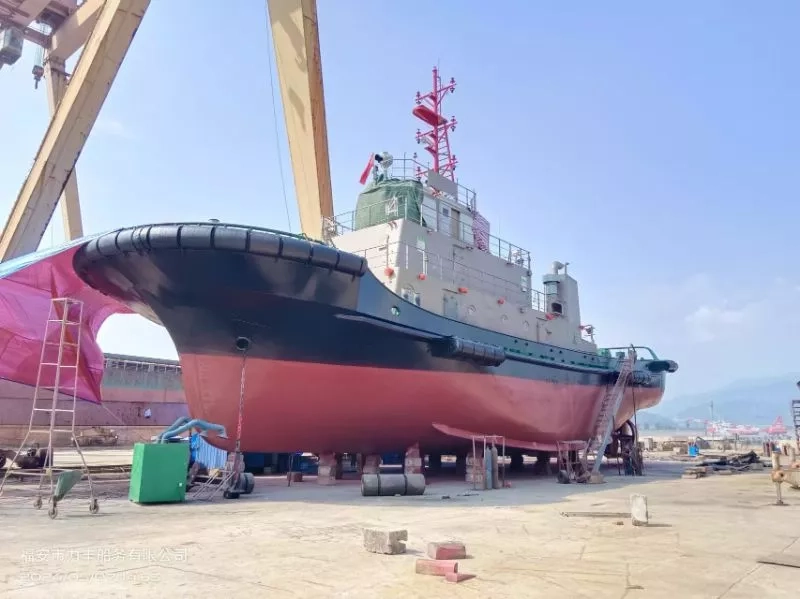 A3955 近海A1+A2普通拖船2024年 CCS证书入级 
船舶尺寸:33.3m/9.2m/4.1m/吃水3.2m
主机:潍柴功率/马力:900kw*2
副机：潍柴90kw*2
机舱自动化: BRC
系柱拖力: 35.51T (2)