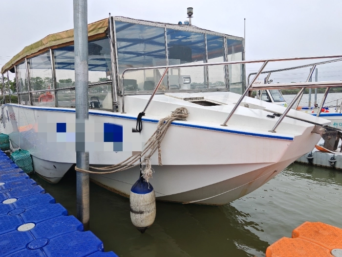 A4423 出售10.22米ccs四类三体休闲船，宽4米，水星300挂机两台，2020年建造，额定人数12位，适用于：休闲、观光、娱乐、海钓；拥有超大空间、洗手间、音响、时速快的优点，视野开阔！360度全景。全新一百多万下水，现在船东叫价80万，有兴趣可以和船东直接谈。广东中山看船。