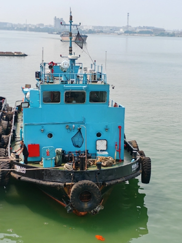 A4320 出售沿海1300马力拖轮一艘，广东ccs证书，全国落户。
 
- 类型：普通拖船
 
- 制造厂：广西桂江造船厂
 
- 安放龙骨/建造完工日期：2000-12-23 / 2001-06-26
 
- 最大船员人数：10人
 
船体参数
 
- 总长：26.98m
 
- 船长：24.29m
 
- 船宽：8.20m
 
- 型深：3.80m
明盘，275万
