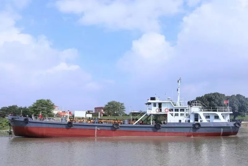 A3758 出售内河570吨油船，主机6160  370马力两台，1998年建造，ccs证书，全部检验好，随时开航，
全网明盘报价98万！