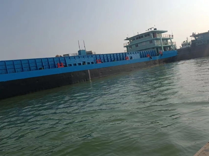 A4260 出售内河A级1800吨甲板船，zc船检证书，造完工日期2013-08-2，船体部分，总长	76.50	m
船宽 13.60	m 型深	3.50，载货量(t)	1800.00
船保养好，广东看船，奥玛明盘170万！