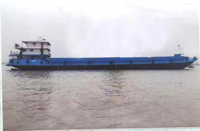 A4260 出售内河A级1800吨甲板船，zc船检证书，造完工日期2013-08-2，船体部分，总长	76.50	m
船宽 13.60	m 型深	3.50，载货量(t)	1800.00
船保养好，广东看船，奥玛明盘170万！ (2)