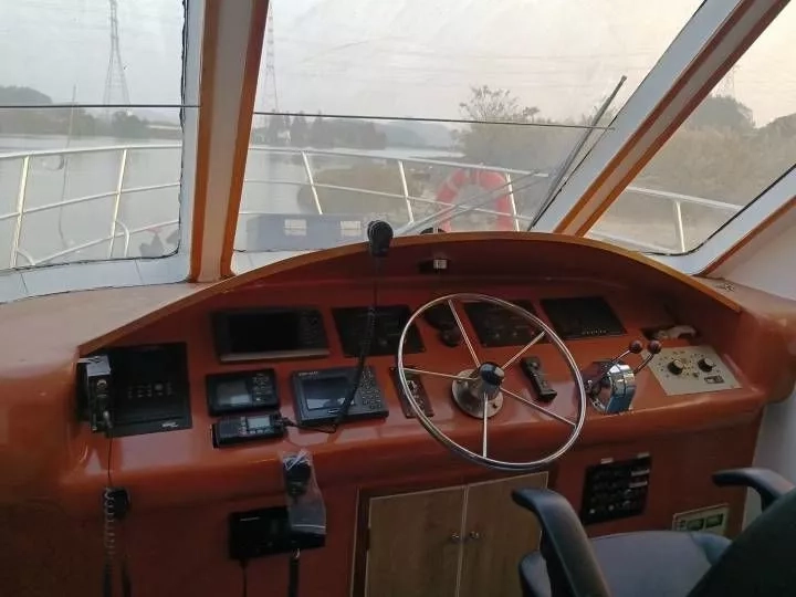 A3254 26米沿海交通船，4.5米宽，玻璃钢材质，12人客位，一个驾驶员就可以开，航速23节，ccs证书全国落户，潍柴400马力两台，2010建造，船况漂亮。广东看船。 (13)