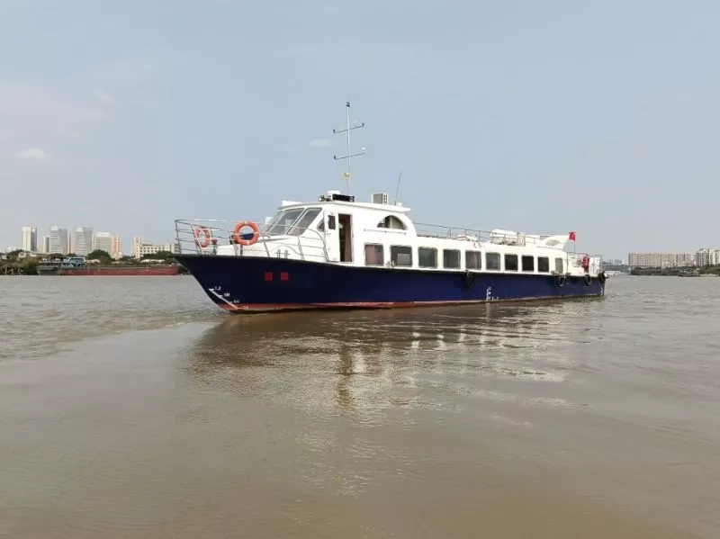 A3254 26米沿海交通船，4.5米宽，玻璃钢材质，12人客位，一个驾驶员就可以开，航速23节，ccs证书全国落户，潍柴400马力两台，2010建造，船况漂亮。广东看船。 (2)